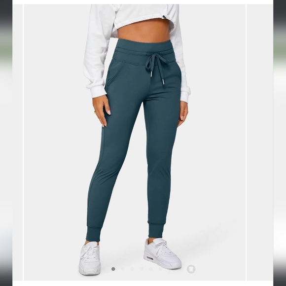 HALARA Pants - NWT Halara Softlyzero Joggers